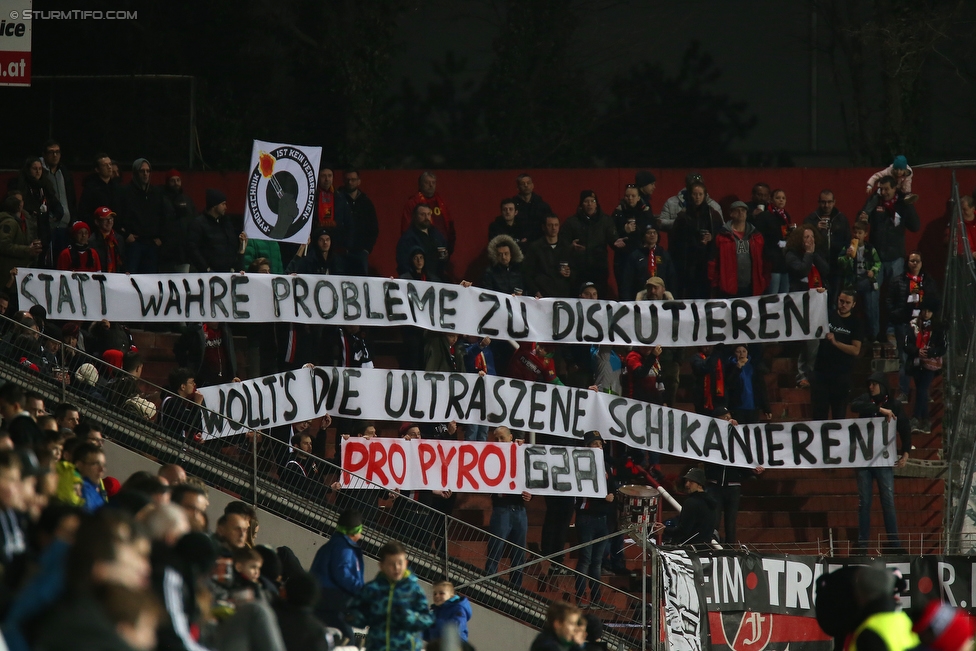 Admira Wacker - Sturm Graz
Oesterreichische Fussball Bundesliga, 26. Runde, FC Admira Wacker Moedling - SK Sturm Graz, Stadion Suedstadt Maria Enzersdorf, 10.03.2018. 

Foto zeigt Fans von der Admira mit einem Spruchband
Schlüsselwörter: pyrotechnik