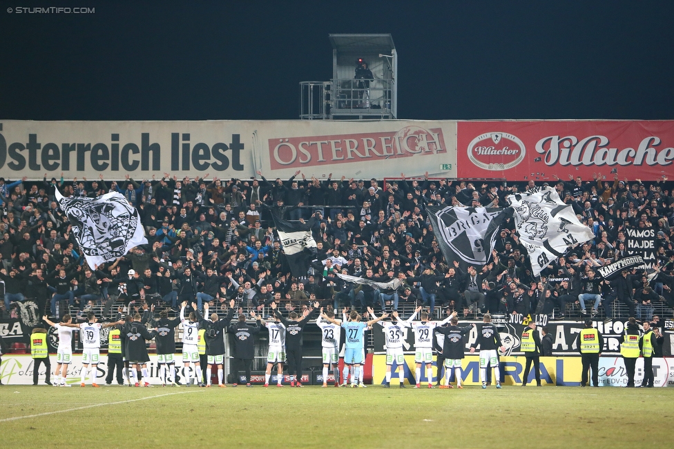 Admira Wacker - Sturm Graz
Oesterreichische Fussball Bundesliga, 26. Runde, FC Admira Wacker Moedling - SK Sturm Graz, Stadion Suedstadt Maria Enzersdorf, 10.03.2018. 

Foto zeigt Fans von Sturm und die Mannschaft von Sturm
