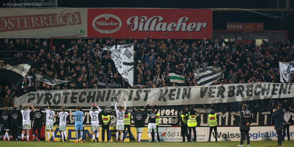 Admira Wacker - Sturm Graz
Oesterreichische Fussball Bundesliga, 26. Runde, FC Admira Wacker Moedling - SK Sturm Graz, Stadion Suedstadt Maria Enzersdorf, 10.03.2018. 

Foto zeigt die Mannschaft von Sturm und Fans von Sturm mit einem Spruchband
Schlüsselwörter: pyrotechnik protest