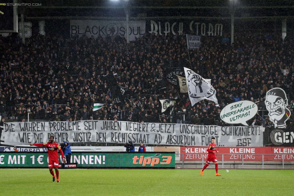 Sturm Graz - Altach
Oesterreichische Fussball Bundesliga, 27. Runde, SK Sturm Graz - SCR Altach, Stadion Liebenau Graz, 17.03.2018. 

Foto zeigt Fans von Sturm mit einem Spruchband
Schlüsselwörter: protest