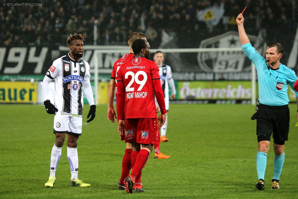 Sturm Graz - Altach
Oesterreichische Fussball Bundesliga, 27. Runde, SK Sturm Graz - SCR Altach, Stadion Liebenau Graz, 17.03.2018. 

Foto zeigt Bright Edomwonyi (Sturm), Louis Clement Ngwat Mahop (Altach) und Schiedsrichter Dieter Muckenhammer
Schlüsselwörter: rote