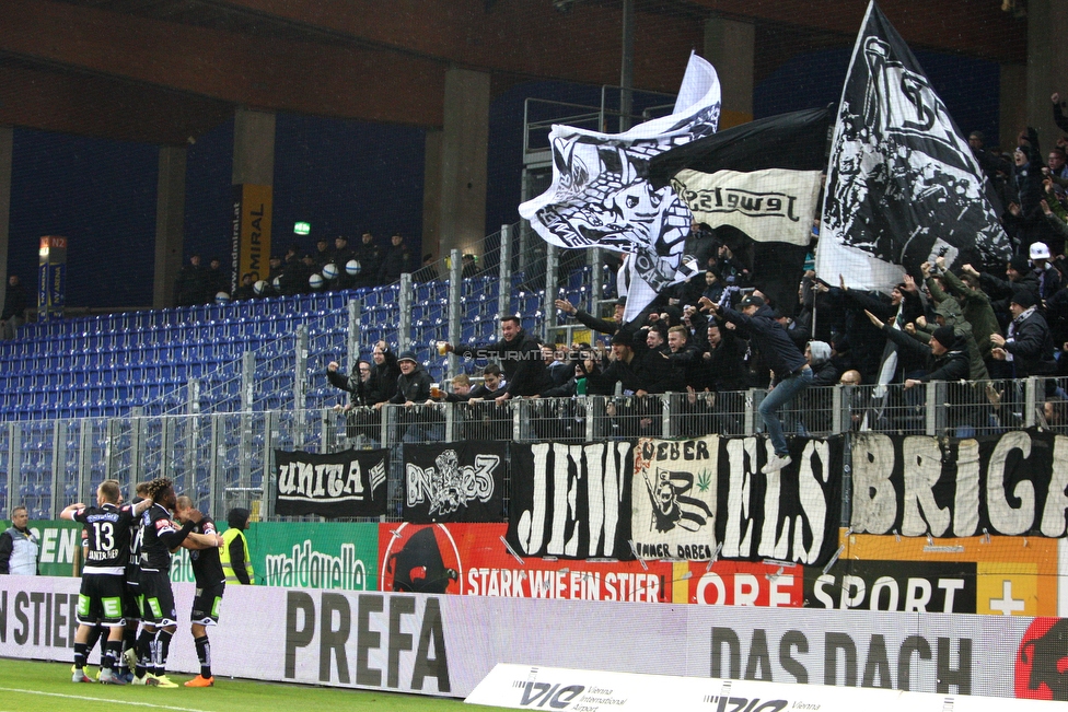 St. Poelten - Sturm Graz
Oesterreichische Fussball Bundesliga, 28. Runde, SKN St. Poelten - SK Sturm Graz, Arena St. Poelten, 31.03.2018. 

Foto zeigt Jakob Jantscher (Sturm), Bright Edomwonyi (Sturm), Fabian Koch (Sturm) und Fans von Sturm
