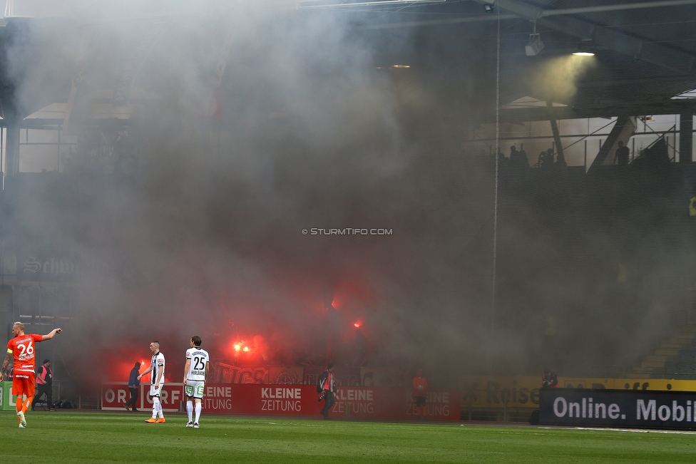 Sturm Graz - Austria Wien
Oesterreichische Fussball Bundesliga, 29. Runde, SK Sturm Graz - FK Austria Wien, Stadion Liebenau Graz, 07.04.2018. 

Foto zeigt Fans von Austria Wien
Schlüsselwörter: pyrotechnik