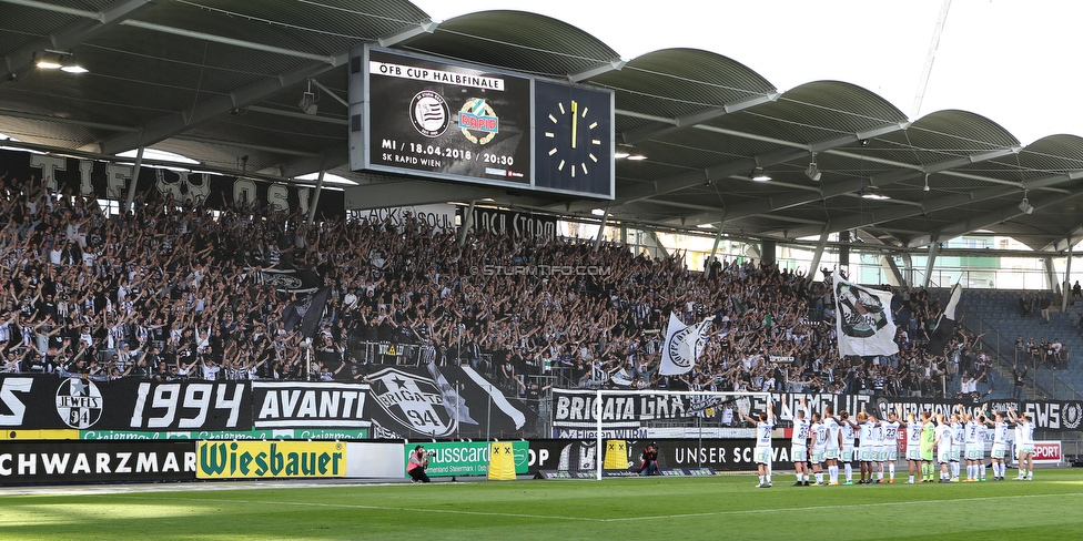 Sturm Graz - Mattersburg
Oesterreichische Fussball Bundesliga, 30. Runde, SK Sturm Graz - SV Mattersburg, Stadion Liebenau Graz, 14.04.2018. 

Foto zeigt Fans von Sturm die Mannschaft von Sturm
