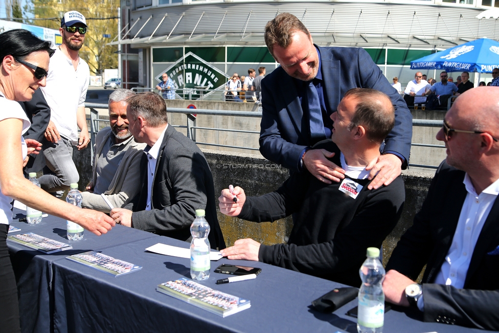 Sturm Graz - Mattersburg
Oesterreichische Fussball Bundesliga, 30. Runde, SK Sturm Graz - SV Mattersburg, Stadion Liebenau Graz, 14.04.2018. 

Foto zeigt die Autogrammstunde der Meistermannschaft von 1998 und Fans von Sturm
