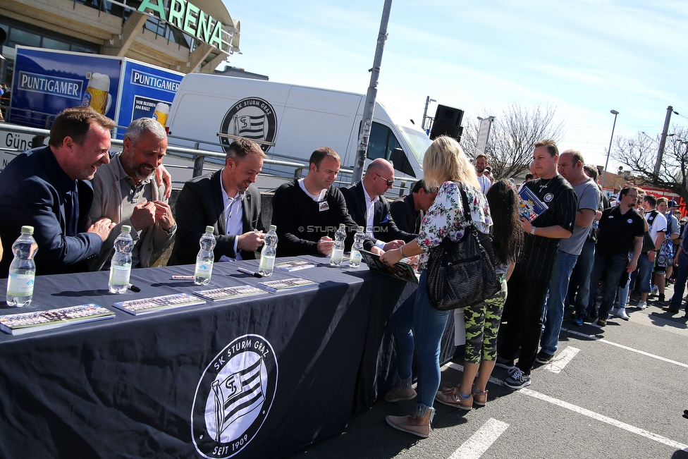 Sturm Graz - Mattersburg
Oesterreichische Fussball Bundesliga, 30. Runde, SK Sturm Graz - SV Mattersburg, Stadion Liebenau Graz, 14.04.2018. 

Foto zeigt die Autogrammstunde der Meistermannschaft von 1998 und Fans von Sturm
