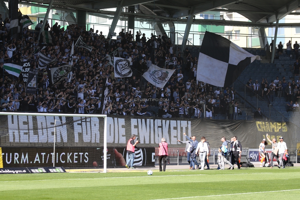 Sturm Graz - Mattersburg
Oesterreichische Fussball Bundesliga, 30. Runde, SK Sturm Graz - SV Mattersburg, Stadion Liebenau Graz, 14.04.2018. 

Foto zeigt die Meistermannschaft von 1998 und Fans von Sturm
