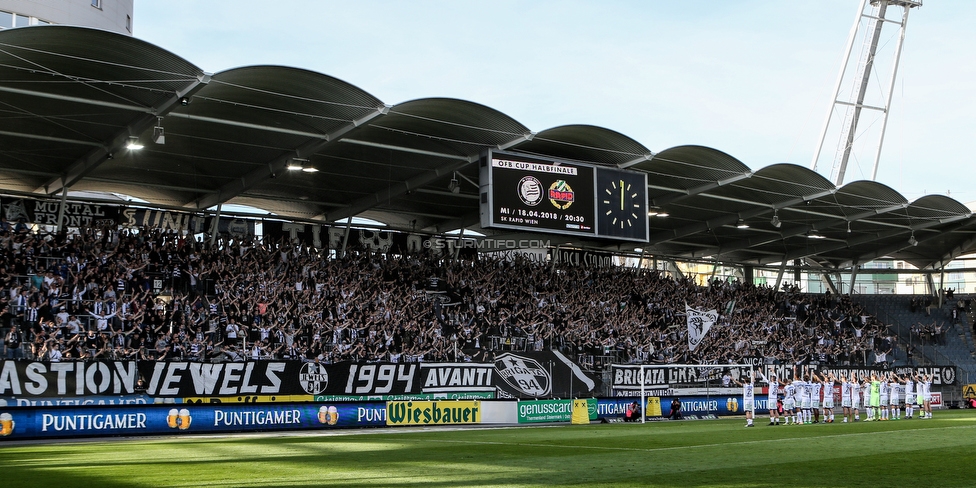 Sturm Graz - Mattersburg
Oesterreichische Fussball Bundesliga, 30. Runde, SK Sturm Graz - SV Mattersburg, Stadion Liebenau Graz, 14.04.2018. 

Foto zeigt Fans von Sturm und die Mannschaft von Sturm
