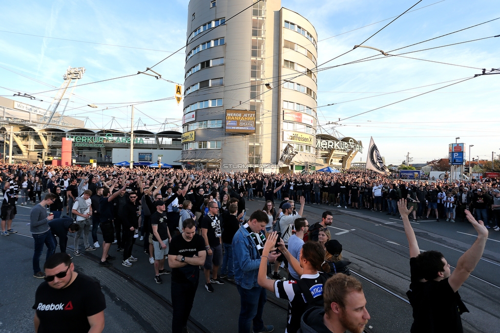 Sturm Graz - Rapid Wien
OEFB Cup, Halbfinale, SK Sturm Graz - SK Rapid Wien, Stadion Liebenau Graz, 18.04.2018. 

Foto zeigt den Empfang vom Mannschaftsbus von Sturm am Stadionvorplatz
Schlüsselwörter: pyrotechnik