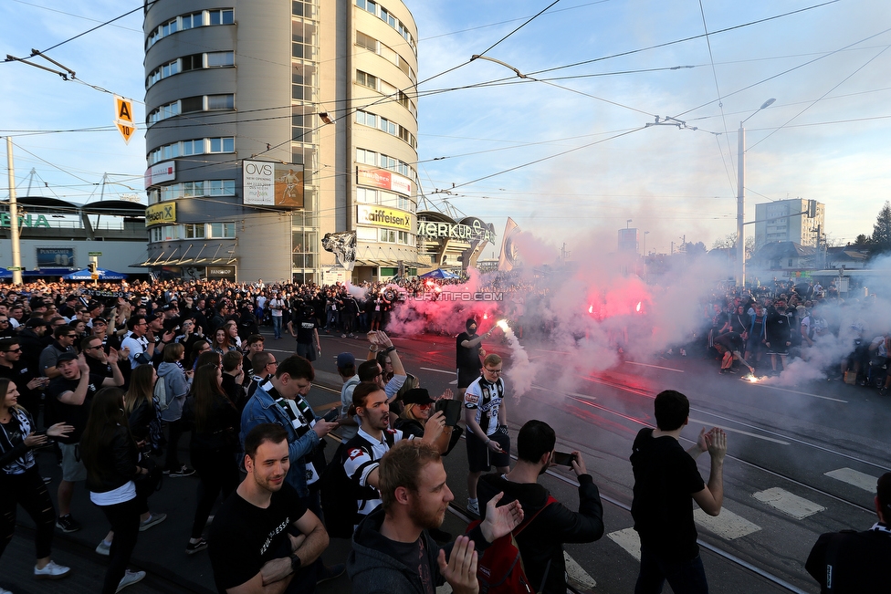 Sturm Graz - Rapid Wien
OEFB Cup, Halbfinale, SK Sturm Graz - SK Rapid Wien, Stadion Liebenau Graz, 18.04.2018. 

Foto zeigt den Empfang vom Mannschaftsbus von Sturm am Stadionvorplatz
Schlüsselwörter: pyrotechnik