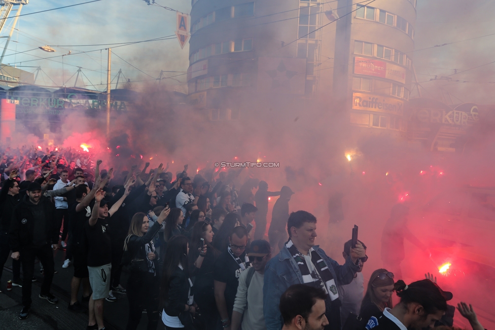 Sturm Graz - Rapid Wien
OEFB Cup, Halbfinale, SK Sturm Graz - SK Rapid Wien, Stadion Liebenau Graz, 18.04.2018. 

Foto zeigt den Empfang vom Mannschaftsbus von Sturm am Stadionvorplatz
Schlüsselwörter: pyrotechnik