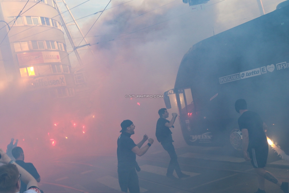 Sturm Graz - Rapid Wien
OEFB Cup, Halbfinale, SK Sturm Graz - SK Rapid Wien, Stadion Liebenau Graz, 18.04.2018. 

Foto zeigt den Empfang vom Mannschaftsbus von Sturm am Stadionvorplatz
Schlüsselwörter: pyrotechnik