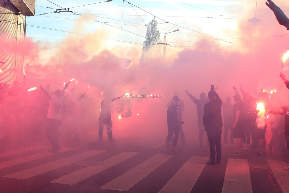 Sturm Graz - Rapid Wien
OEFB Cup, Halbfinale, SK Sturm Graz - SK Rapid Wien, Stadion Liebenau Graz, 18.04.2018. 

Foto zeigt den Empfang vom Mannschaftsbus von Sturm am Stadionvorplatz
Schlüsselwörter: pyrotechnik