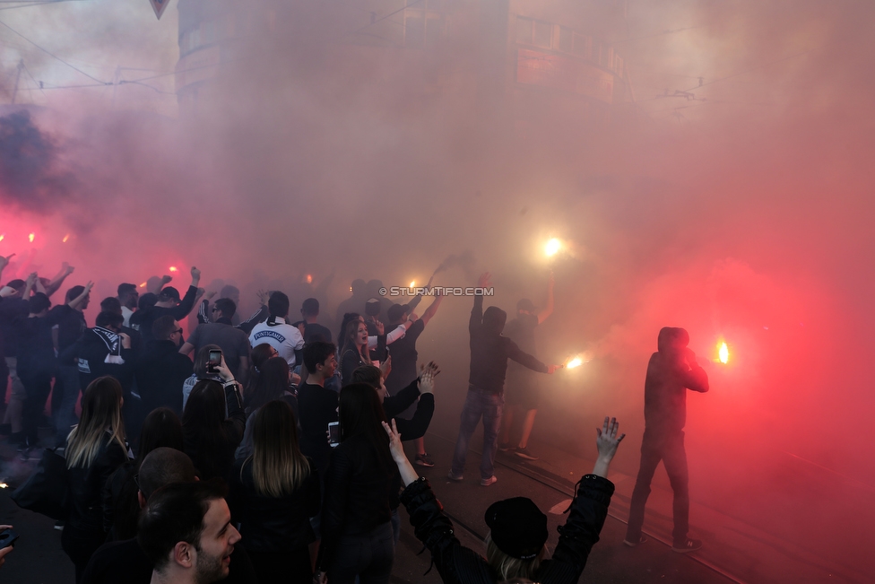 Sturm Graz - Rapid Wien
OEFB Cup, Halbfinale, SK Sturm Graz - SK Rapid Wien, Stadion Liebenau Graz, 18.04.2018. 

Foto zeigt den Empfang vom Mannschaftsbus von Sturm am Stadionvorplatz
Schlüsselwörter: pyrotechnik