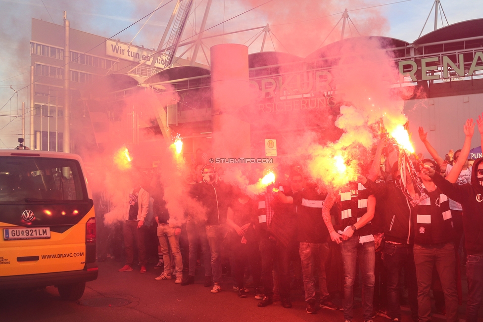 Sturm Graz - Rapid Wien
OEFB Cup, Halbfinale, SK Sturm Graz - SK Rapid Wien, Stadion Liebenau Graz, 18.04.2018. 

Foto zeigt den Empfang vom Mannschaftsbus von Sturm am Stadionvorplatz
Schlüsselwörter: pyrotechnik