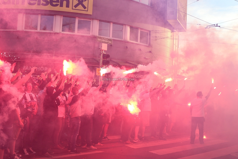 Sturm Graz - Rapid Wien
OEFB Cup, Halbfinale, SK Sturm Graz - SK Rapid Wien, Stadion Liebenau Graz, 18.04.2018. 

Foto zeigt den Empfang vom Mannschaftsbus von Sturm am Stadionvorplatz
Schlüsselwörter: pyrotechnik