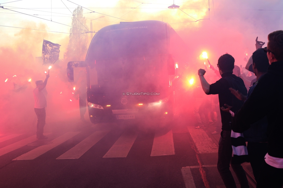 Sturm Graz - Rapid Wien
OEFB Cup, Halbfinale, SK Sturm Graz - SK Rapid Wien, Stadion Liebenau Graz, 18.04.2018. 

Foto zeigt den Empfang vom Mannschaftsbus von Sturm am Stadionvorplatz
Schlüsselwörter: pyrotechnik