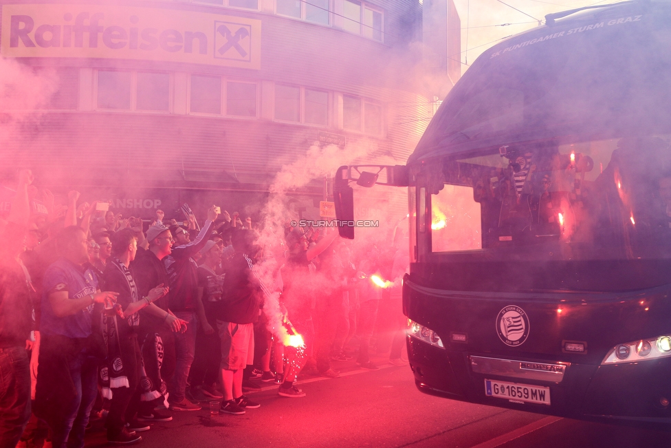 Sturm Graz - Rapid Wien
OEFB Cup, Halbfinale, SK Sturm Graz - SK Rapid Wien, Stadion Liebenau Graz, 18.04.2018. 

Foto zeigt den Empfang vom Mannschaftsbus von Sturm am Stadionvorplatz
Schlüsselwörter: pyrotechnik