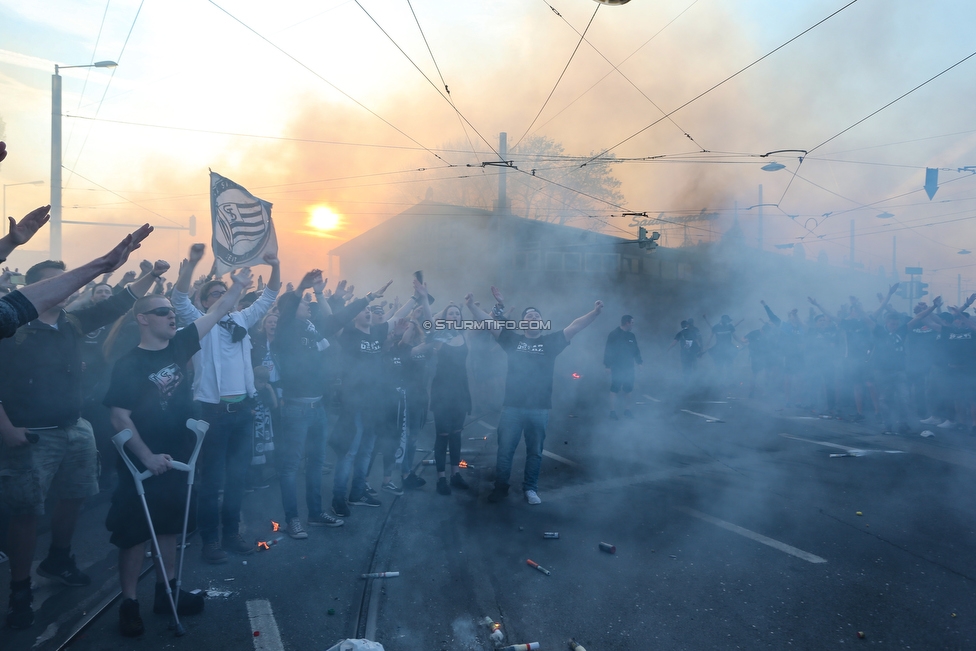 Sturm Graz - Rapid Wien
OEFB Cup, Halbfinale, SK Sturm Graz - SK Rapid Wien, Stadion Liebenau Graz, 18.04.2018. 

Foto zeigt den Empfang vom Mannschaftsbus von Sturm am Stadionvorplatz
Schlüsselwörter: pyrotechnik