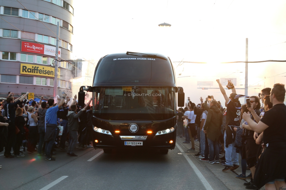 Sturm Graz - Rapid Wien
OEFB Cup, Halbfinale, SK Sturm Graz - SK Rapid Wien, Stadion Liebenau Graz, 18.04.2018. 

Foto zeigt den Empfang vom Mannschaftsbus von Sturm am Stadionvorplatz
Schlüsselwörter: pyrotechnik