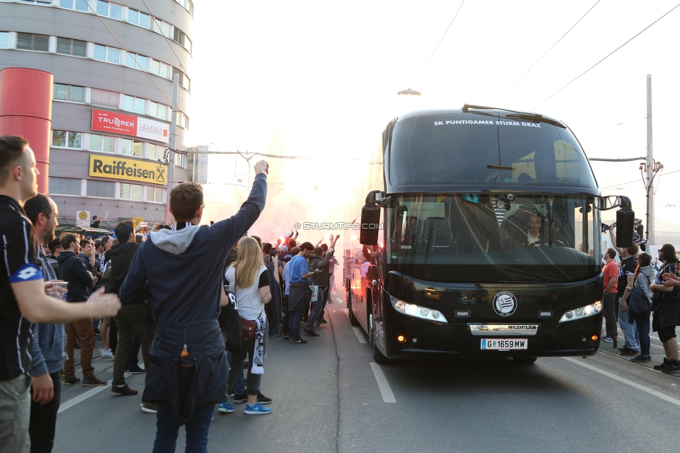 Sturm Graz - Rapid Wien
OEFB Cup, Halbfinale, SK Sturm Graz - SK Rapid Wien, Stadion Liebenau Graz, 18.04.2018. 

Foto zeigt den Empfang vom Mannschaftsbus von Sturm am Stadionvorplatz
Schlüsselwörter: pyrotechnik