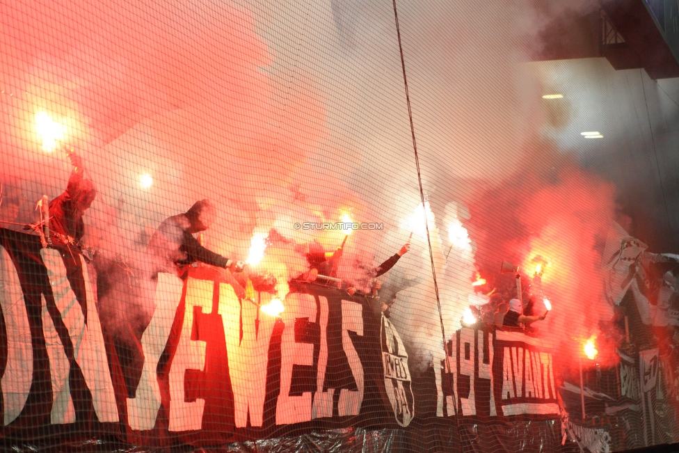 Sturm Graz - Rapid Wien
OEFB Cup, Halbfinale, SK Sturm Graz - SK Rapid Wien, Stadion Liebenau Graz, 18.04.2018. 

Foto zeigt Fans von Sturm
Schlüsselwörter: pyrotechnik