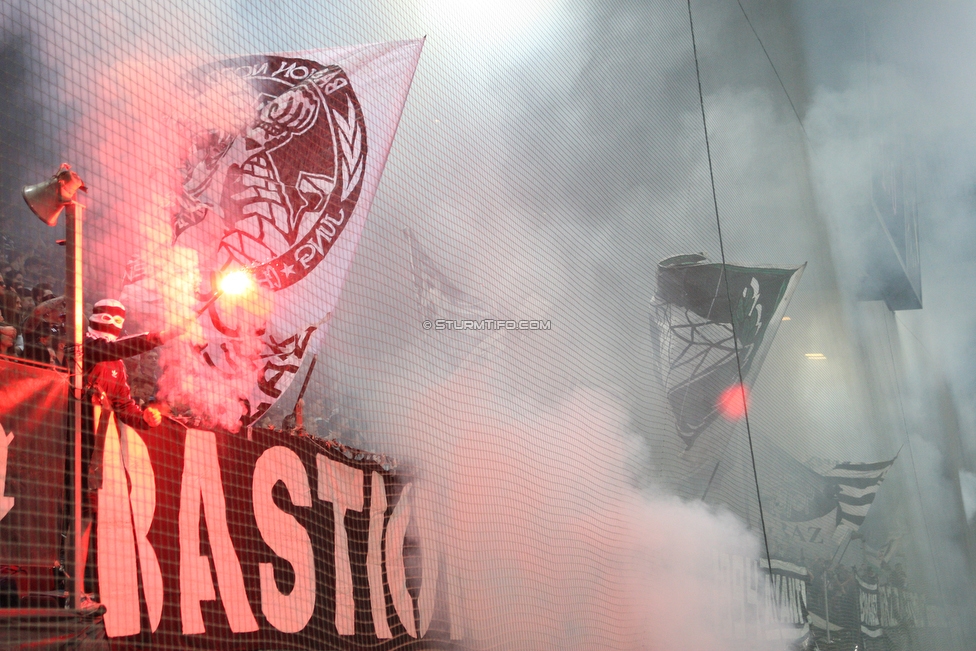 Sturm Graz - Rapid Wien
OEFB Cup, Halbfinale, SK Sturm Graz - SK Rapid Wien, Stadion Liebenau Graz, 18.04.2018. 

Foto zeigt Fans von Sturm
Schlüsselwörter: pyrotechnik