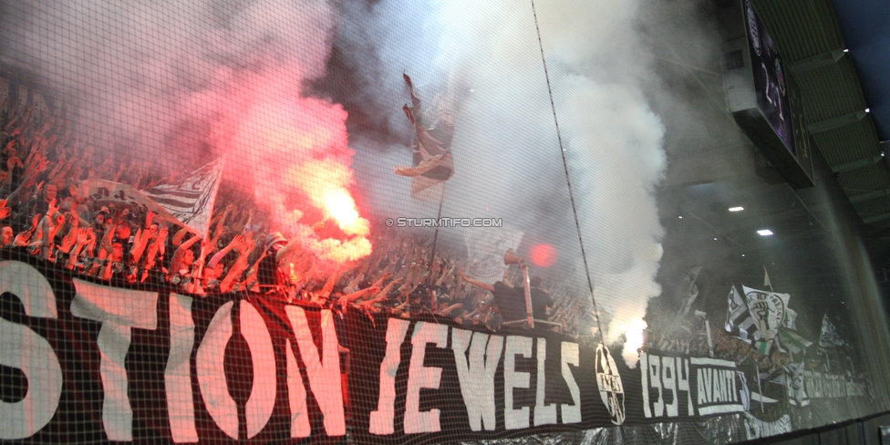 Sturm Graz - Rapid Wien
OEFB Cup, Halbfinale, SK Sturm Graz - SK Rapid Wien, Stadion Liebenau Graz, 18.04.2018. 

Foto zeigt Fans von Sturm
Schlüsselwörter: pyrotechnik