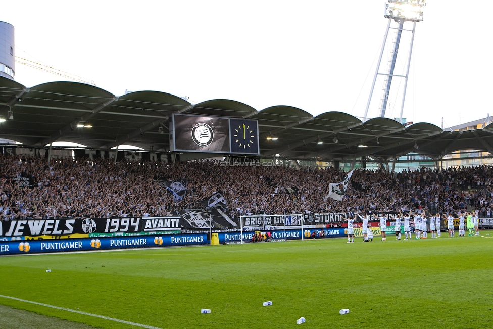 Sturm Graz - Rapid Wien
Oesterreichische Fussball Bundesliga, 32. Runde, SK Sturm Graz - SK Rapid Wien, Stadion Liebenau Graz, 29.04.2018. 

Foto zeigt Fans von Sturm und die Mannschaft von Sturm
