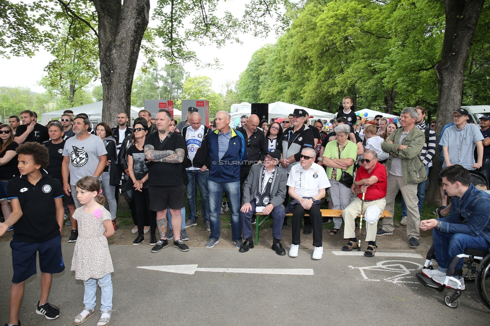 Sturm Gedenktafel
SK Sturm Graz Enthuellung Gedenktafel, Augarten Graz, 01.05.2018.

Foto zeigt Fans von Sturm
