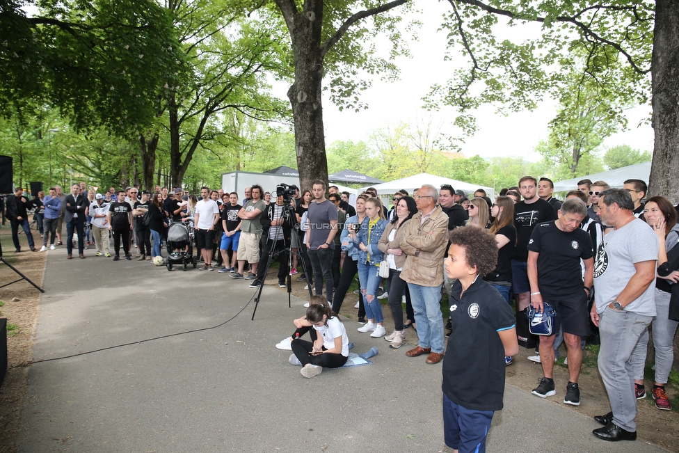 Sturm Gedenktafel
SK Sturm Graz Enthuellung Gedenktafel, Augarten Graz, 01.05.2018.

Foto zeigt Fans von Sturm
