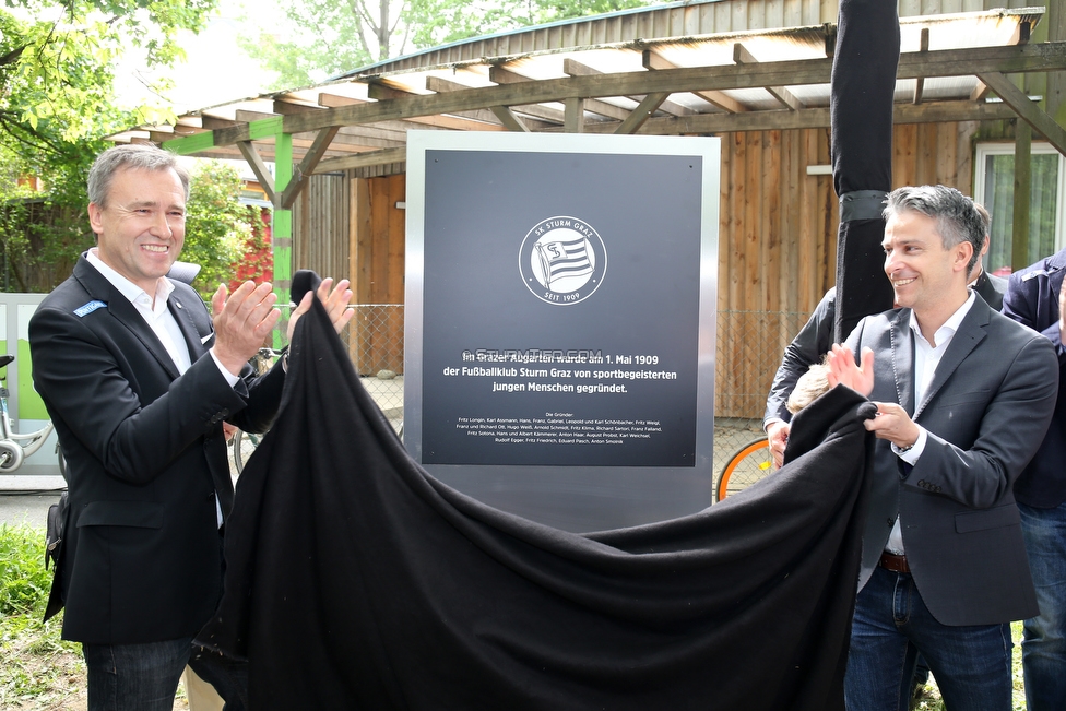 Sturm Gedenktafel
SK Sturm Graz Enthuellung Gedenktafel, Augarten Graz, 01.05.2018.

Foto zeigt Christian Jauk (Praesident Sturm) und Kurt Hohensinner (Stadtrat Graz)
