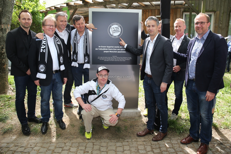 Sturm Gedenktafel
SK Sturm Graz Enthuellung Gedenktafel, Augarten Graz, 01.05.2018.

Foto zeigt Thomas Tebbich (wirtsch. Geschaeftsfuehrer Sturm), Herbert Troger (Vorstand Sturm), Christian Jauk (Praesident Sturm), Ernst Wustinger (Vorstand Sturm), Kurt Hohensinner (Stadtrat Graz), Peter Schaller (Vorstand Sturm) und Guenter Kreissl (sportl. Geschaeftsfuehrer Sturm) 
