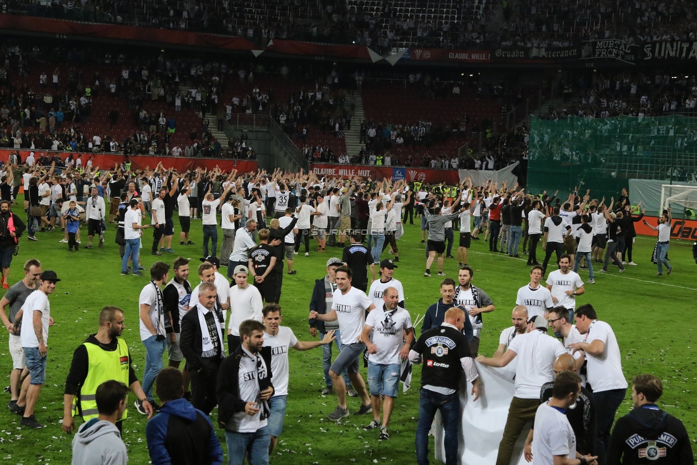 Sturm Graz - Salzburg
OEFB Cup, Finale, SK Sturm Graz - FC RB Salzburg, Woerthersee Stadion Klagenfurt, 09.05.2018. 

Foto zeigt Fans von Sturm am Spielfeld
