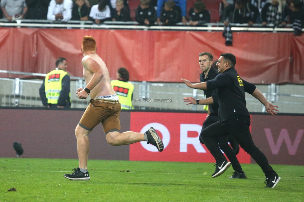 Sturm Graz - Salzburg
OEFB Cup, Finale, SK Sturm Graz - FC RB Salzburg, Woerthersee Stadion Klagenfurt, 09.05.2018. 

Foto zeigt einen Flitzer und Security
