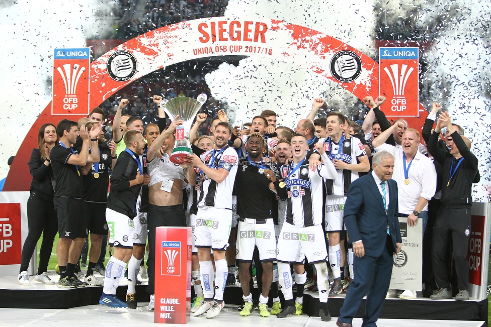 Sturm Graz - Salzburg
OEFB Cup, Finale, SK Sturm Graz - FC RB Salzburg, Woerthersee Stadion Klagenfurt, 09.05.2018. 

Foto zeigt die Mannschaft von Sturm mit dem Cuppokal
