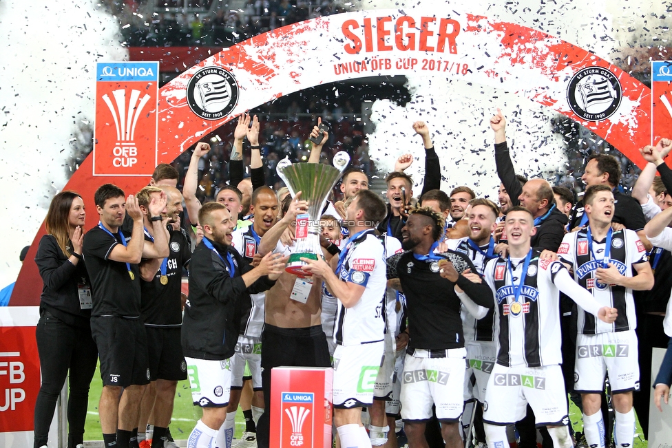 Sturm Graz - Salzburg
OEFB Cup, Finale, SK Sturm Graz - FC RB Salzburg, Woerthersee Stadion Klagenfurt, 09.05.2018. 

Foto zeigt die Mannschaft von Sturm mit dem Cuppokal
