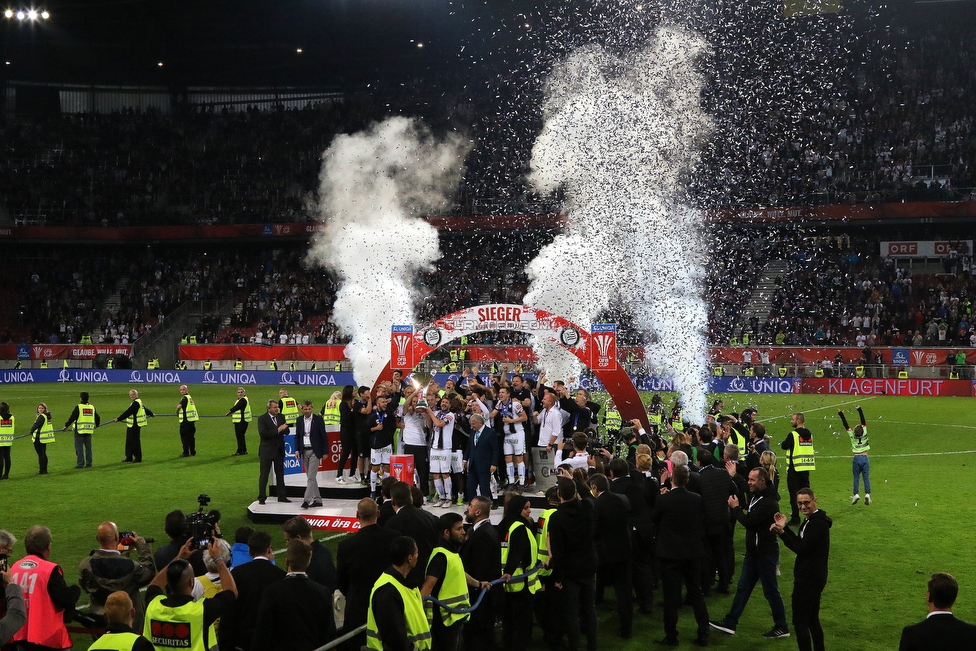 Sturm Graz - Salzburg
OEFB Cup, Finale, SK Sturm Graz - FC RB Salzburg, Woerthersee Stadion Klagenfurt, 09.05.2018. 

Foto zeigt die Mannschaft von Sturm mit dem Cuppokal
