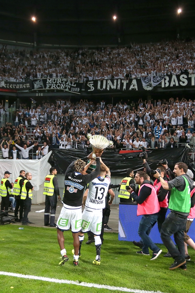 Sturm Graz - Salzburg
OEFB Cup, Finale, SK Sturm Graz - FC RB Salzburg, Woerthersee Stadion Klagenfurt, 09.05.2018. 

Foto zeigt Bright Edomwonyi (Sturm) und Jakob Jantscher (Sturm) mit dem Cuppokal
