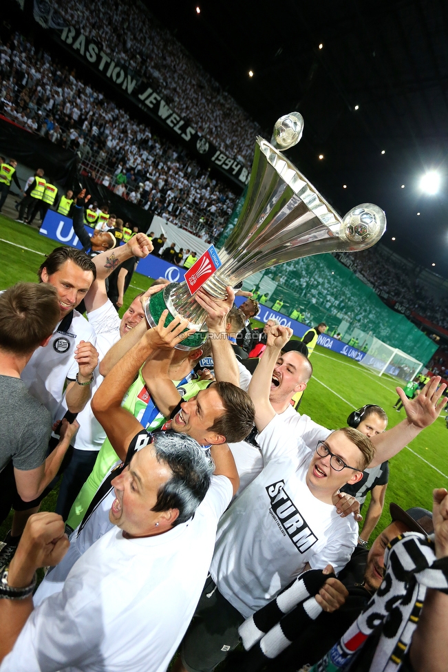 Sturm Graz - Salzburg
OEFB Cup, Finale, SK Sturm Graz - FC RB Salzburg, Woerthersee Stadion Klagenfurt, 09.05.2018. 

Foto zeigt Thorsten Roecher (Sturm) mit dem Cuppokal
