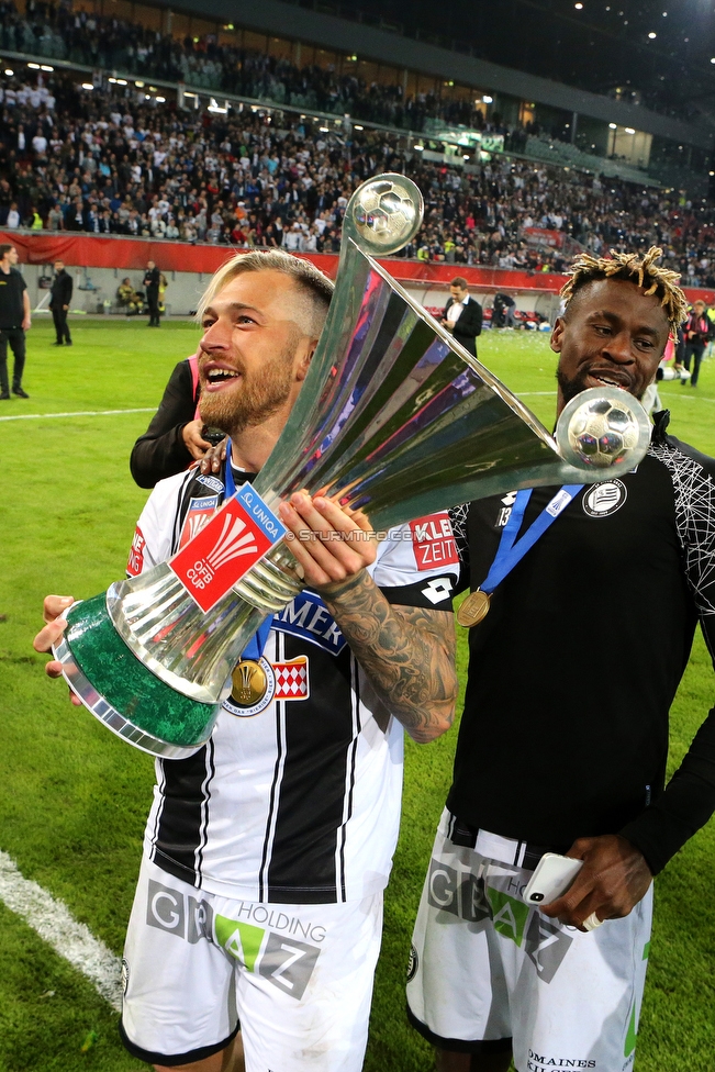 Sturm Graz - Salzburg
OEFB Cup, Finale, SK Sturm Graz - FC RB Salzburg, Woerthersee Stadion Klagenfurt, 09.05.2018. 

Foto zeigt Peter Zulj (Sturm) und Bright Edomwonyi (Sturm) mit dem Cuppokal
