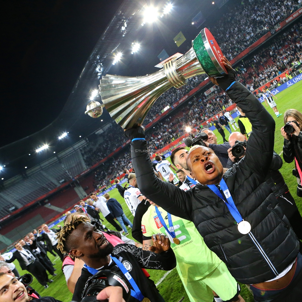 Sturm Graz - Salzburg
OEFB Cup, Finale, SK Sturm Graz - FC RB Salzburg, Woerthersee Stadion Klagenfurt, 09.05.2018. 

Foto zeigt Emeka Friday Eze (Sturm) mit dem Cuppokal
