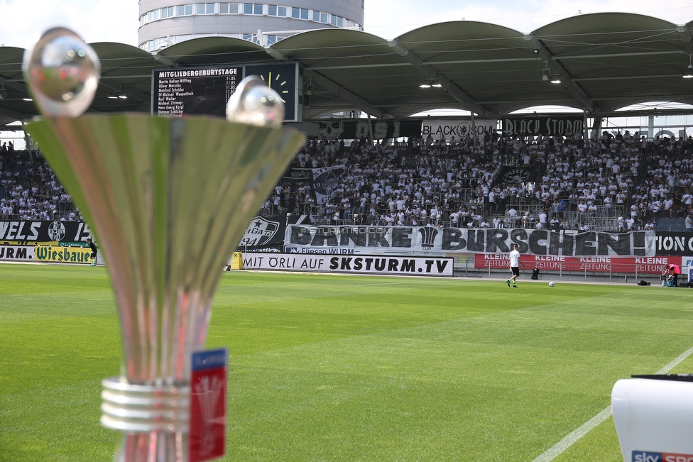 Sturm Graz - LASK
Oesterreichische Fussball Bundesliga, 34. Runde, SK Sturm Graz - LASK, Stadion Liebenau Graz, 12.05.2018. 

Foto zeigt den Cuppokal und Fans von Sturm mit einem Spruchband
