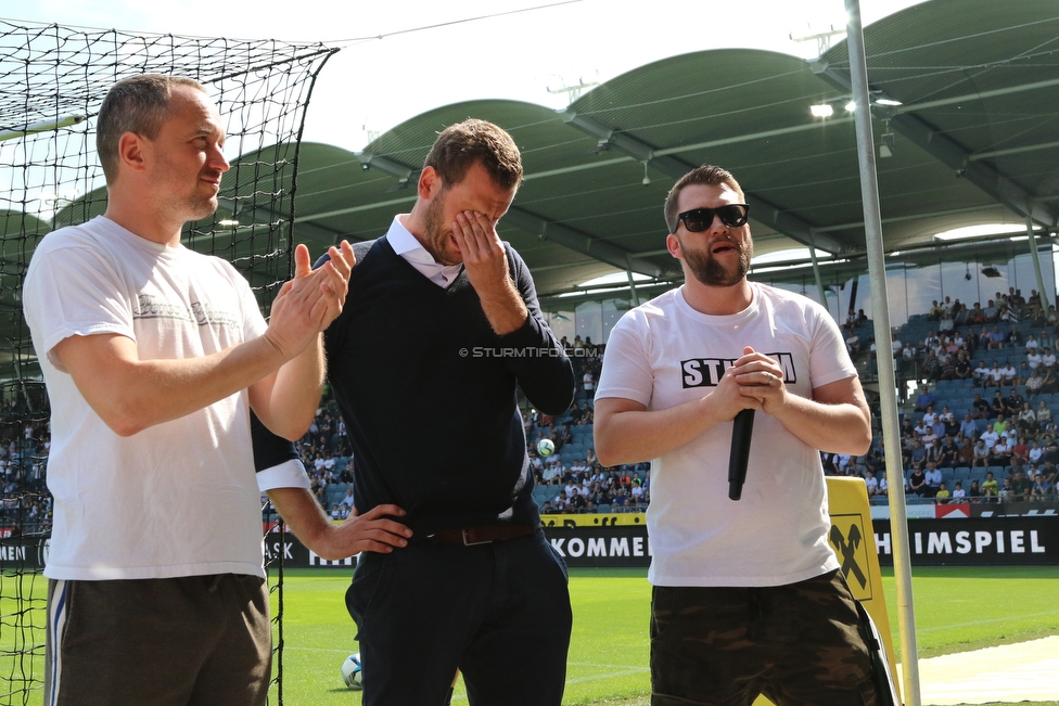 Sturm Graz - LASK
Oesterreichische Fussball Bundesliga, 34. Runde, SK Sturm Graz - LASK, Stadion Liebenau Graz, 12.05.2018. 

Foto zeigt Juergen Saeumel (ehem. Spieler Sturm) und Vertreter der Nordkurve
