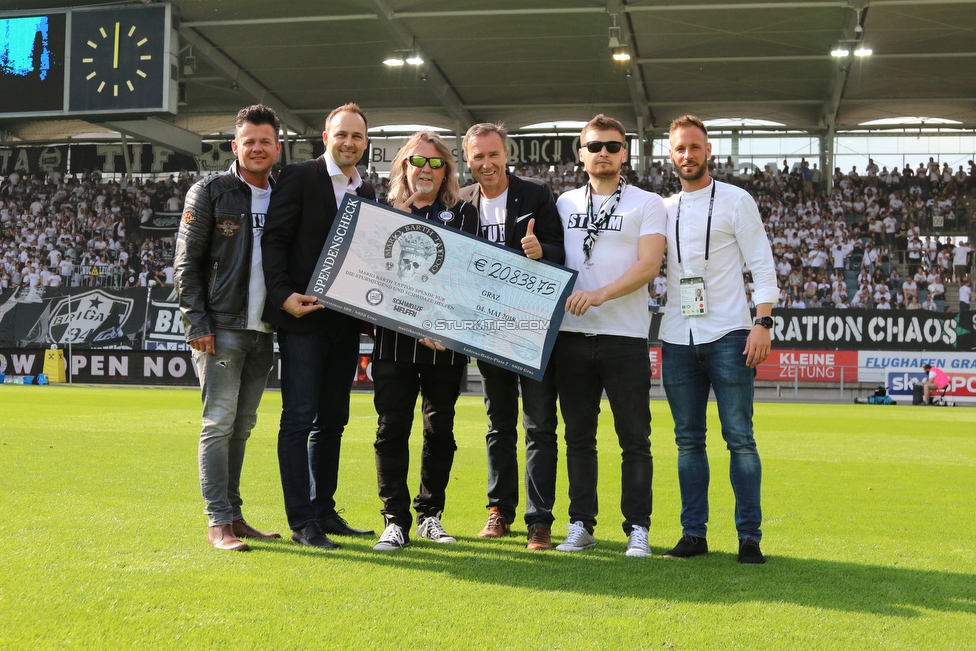 Sturm Graz - LASK
Oesterreichische Fussball Bundesliga, 34. Runde, SK Sturm Graz - LASK, Stadion Liebenau Graz, 12.05.2018. 

Foto zeigt die Scheckuebergabe von Mario Barth Tattoo an Schwoaze Helfen mit Gernot Pachernigg, Thomas Tebbich (wirtsch. Geschaeftsfuehrer Sturm), Mario Barth (Tattookuenstler), Christian Jauk (Praesident Sturm) und Martin Ehrenreich (Sturm)
