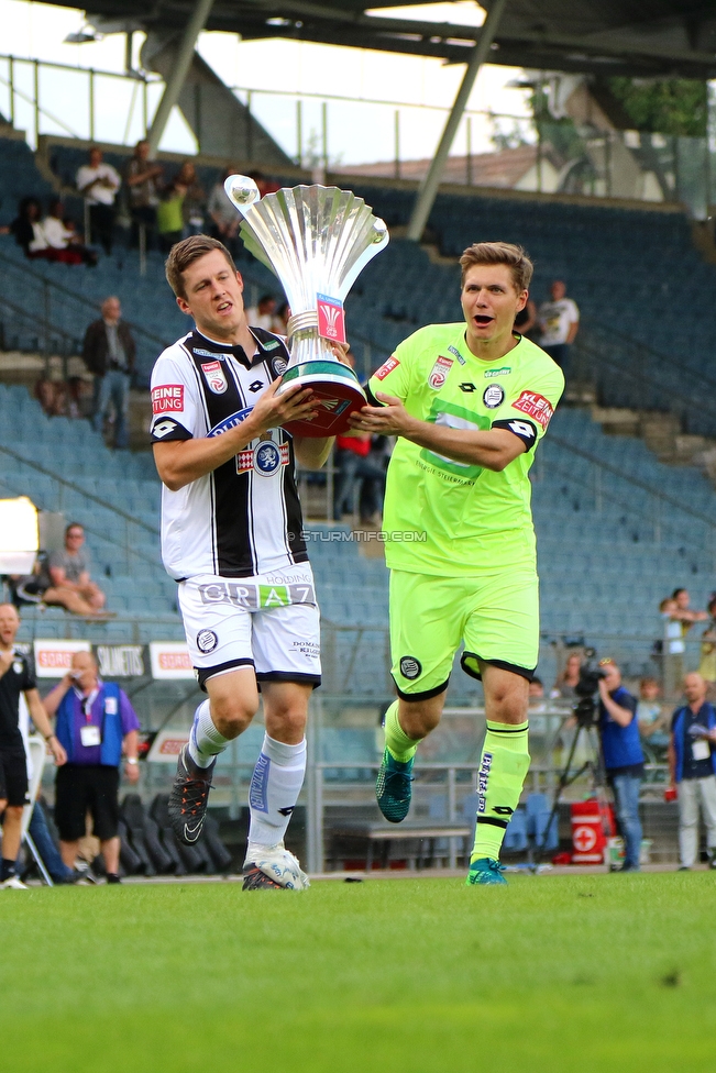 Sturm Graz - LASK
Oesterreichische Fussball Bundesliga, 34. Runde, SK Sturm Graz - LASK, Stadion Liebenau Graz, 12.05.2018. 

Foto zeigt Deni Alar (Sturm) und Joerg Siebenhandl (Sturm) mit dem Cuppokal
