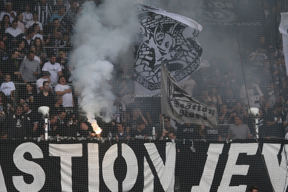 Sturm Graz - Admira Wacker
Oesterreichische Fussball Bundesliga, 35. Runde, SK Sturm Graz - FC Admira Wacker, Stadion Liebenau Graz, 12.05.2018. 

Foto zeigt Fans von Sturm
Schlüsselwörter: pyrotechnik