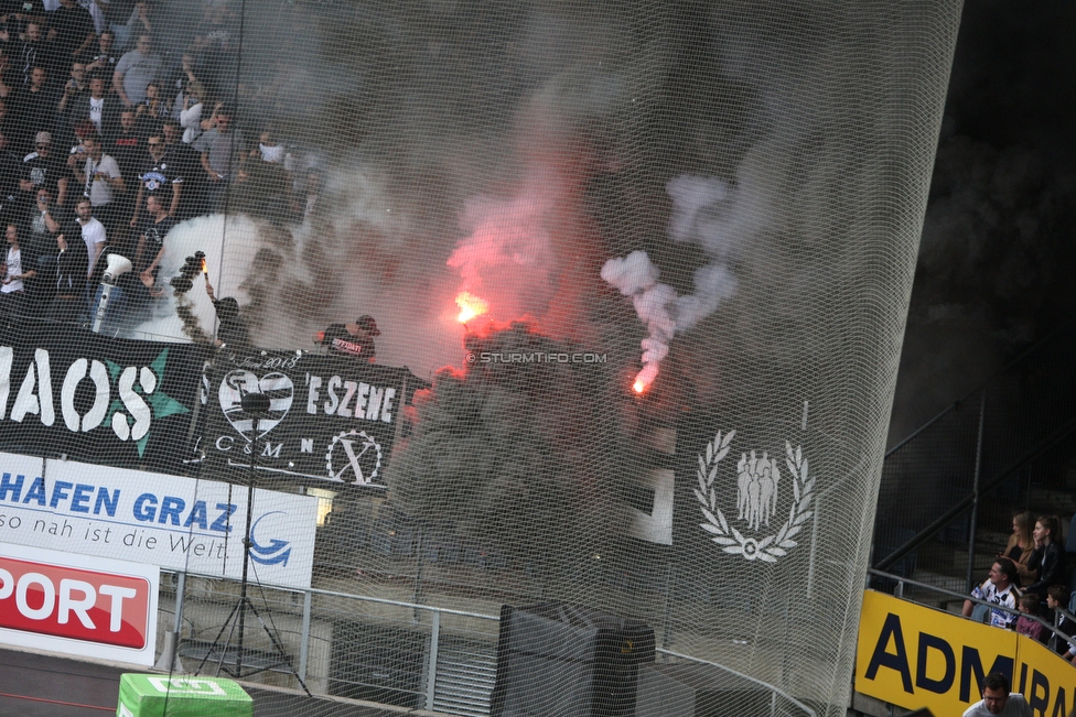 Sturm Graz - Admira Wacker
Oesterreichische Fussball Bundesliga, 35. Runde, SK Sturm Graz - FC Admira Wacker, Stadion Liebenau Graz, 12.05.2018. 

Foto zeigt Fans von Sturm
Schlüsselwörter: pyrotechnik