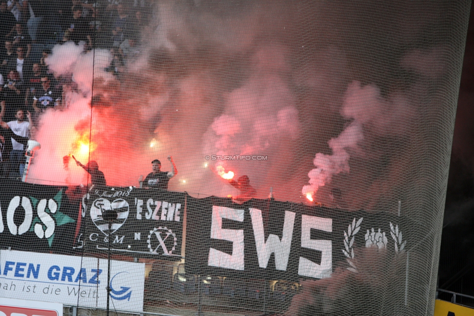 Sturm Graz - Admira Wacker
Oesterreichische Fussball Bundesliga, 35. Runde, SK Sturm Graz - FC Admira Wacker, Stadion Liebenau Graz, 12.05.2018. 

Foto zeigt Fans von Sturm
Schlüsselwörter: pyrotechnik