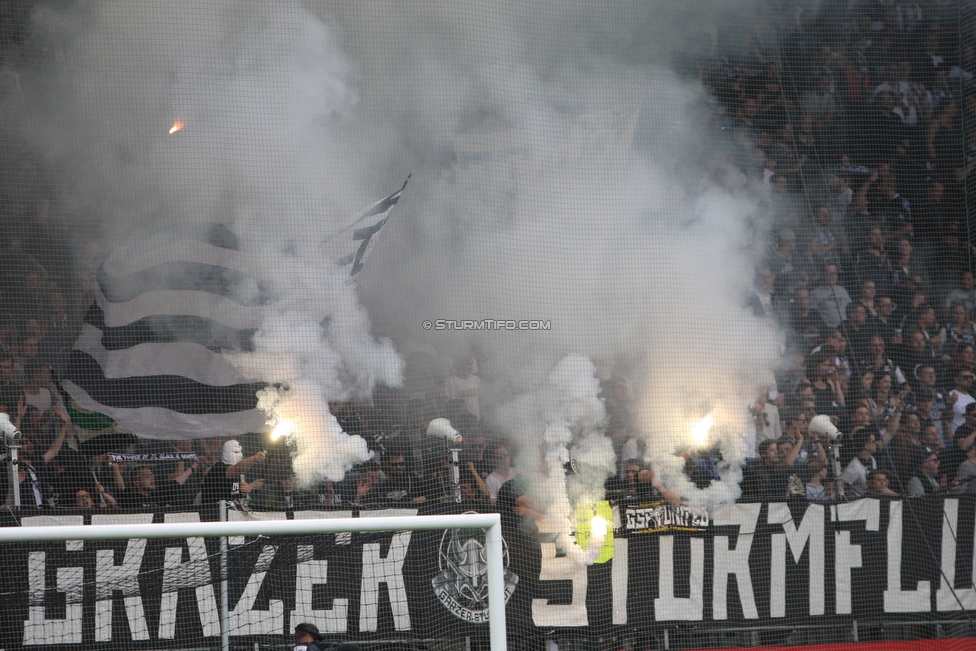 Sturm Graz - Admira Wacker
Oesterreichische Fussball Bundesliga, 35. Runde, SK Sturm Graz - FC Admira Wacker, Stadion Liebenau Graz, 12.05.2018. 

Foto zeigt Fans von Sturm
Schlüsselwörter: pyrotechnik